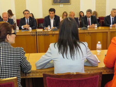 Отложената среща на кандидат премиера на ГЕРБ СДС Мария Габриел с лидерите