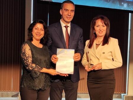 Кметът Димитър Николов награди бургаските медицински сестри (СНИМКИ)