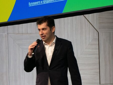 Не сме затворили вратата на ГЕРБ за правителство. Решаваме днес, каза Кирил Петков