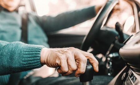 Хванаха 69-годишен шофьор, карал 50 г. без книжка
