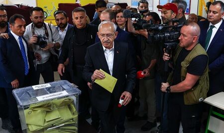 Съперникът на Ердоган - Кемал Кълъчдароглу гласува в Анкара