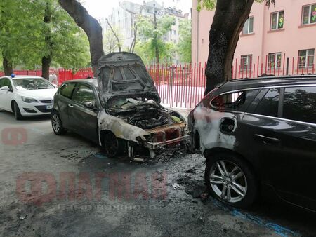 Автомобилите са избухнали в пламъци снощи около 23 35 часа Цялата предна