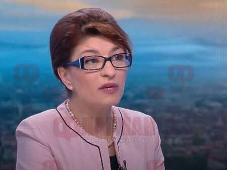 Как ще се изплащат пенсии заплати през юни попита тя