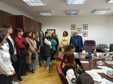 Над 50 ученици от две гимназии взеха участие в Деня на отворените врати на Апелативна прокуратура-Бургас 