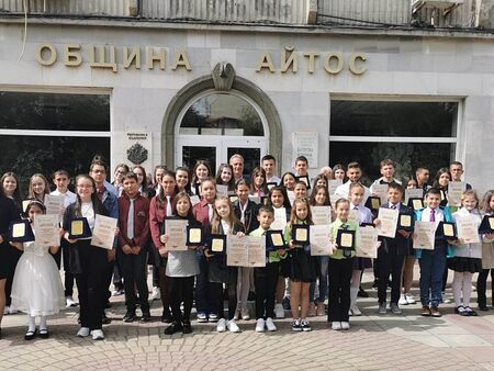 Кметът на Айтос Васил Едрев награди 46 отличници с почетен плакет и диплом