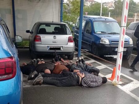 26 годишен мъж от пакистански произход и осем мъже самоопределили се