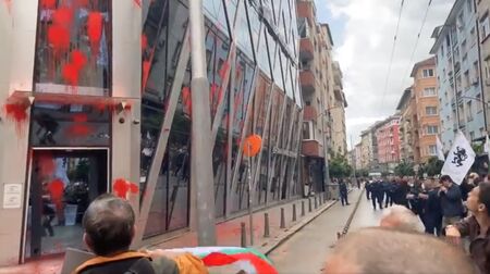 Активисти на Възраждане заляха сградата на ЕК в столицата с