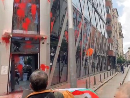 Поход за мир или дъно? Активисти на "Възраждане" заляха с червена боя сградата на ЕК у нас