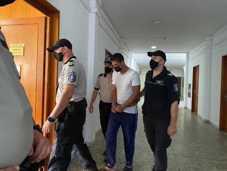 Законите на Средновековието обаче не важат и той трябваше да