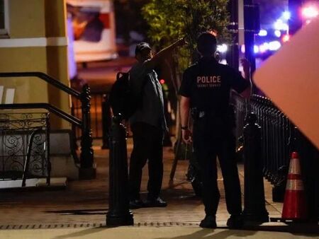 Камион блъсна бариерите за сигурност до Белия дом, евакуираха хотел