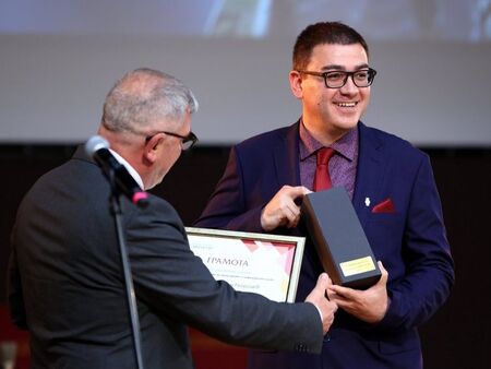 Доц. Йордан Георгиев донесе наградата „Питагор“ в Университет „Проф. д-р Асен Златаров“