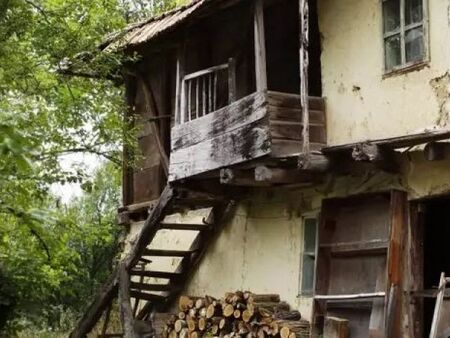 Българин спасява обезлюденото село на баба си, заселва го с чужденци