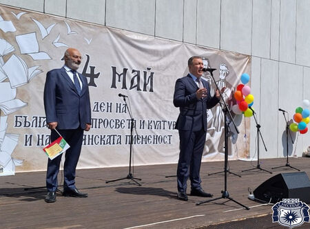 Кметът  Димитров отправи приветствие към  присъстващите на площад Жулиета Шишманова