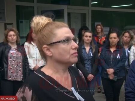 Стачка в НОИ, експертите от Бургас протестират с лентички на реверите