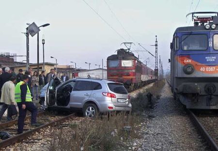 Влак помете кола, но чудото се случи...