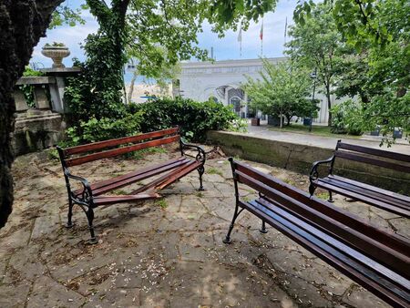 Вандали потрошиха навръх 24 май серия от пейки в Морската градина на Бургас