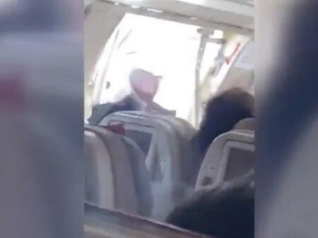 Пътник на самолет отворил вратата по време на полет