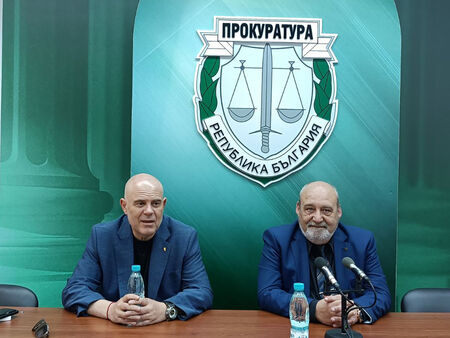 Шефът на Апелативната прокуратура в Бургас Любомир Петров посреща с бодра усмивка Гешев, въпреки закъснението му с близо час