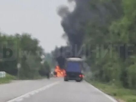 Кола се запали след удар в камион, затвориха пътя Русе-Бяла