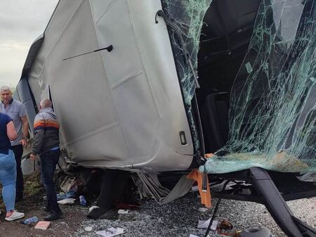 15 ранени при мелето с обърнатия автобус на АМ "Тракия", няма опасност за живота им
