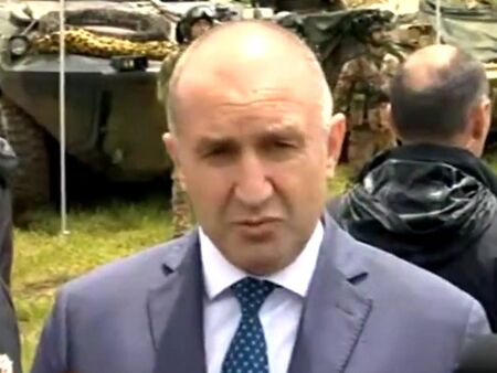 Президентът Румен Радев коментира пред репортери публикувания от депутата Радостин