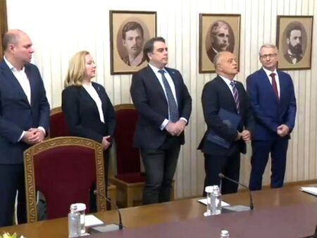 Държавният глава Румен Радев връчва мандата за съставяне на правителство