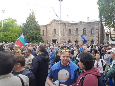 Стотици на митинг против президента в София