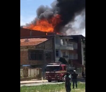 Пламна покрив на къща в Приморско