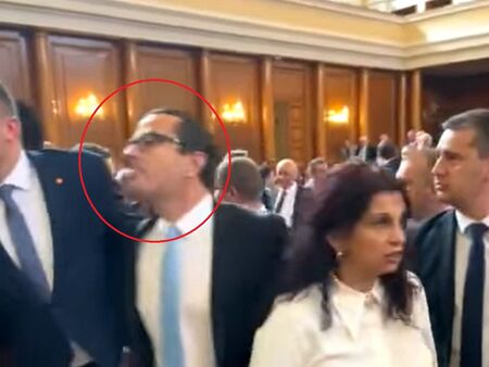 Бургаски депутат се изхрачи срещу колега при днешните сблъсъци в парламента (ВИДЕО)