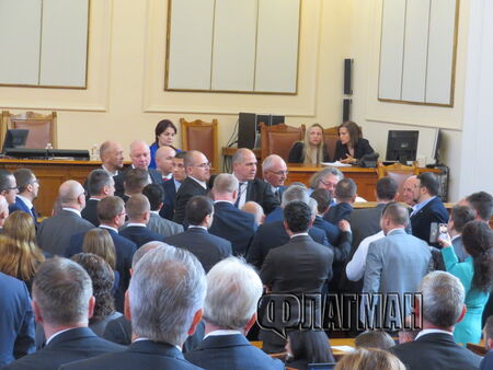 Председателят на парламента Росен Желязков наложи наказания на 17 депутати