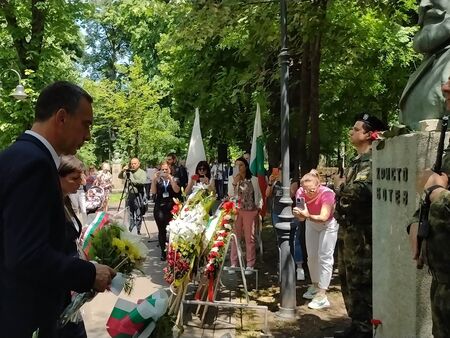 Бургазлии сведоха глави в почит към подвига на Ботев и загиналите за свободата на България