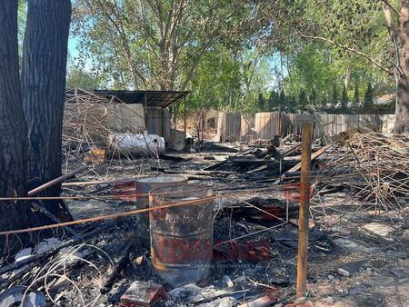 Стари варели, боклуци и метални плоскости останаха след бушуващия пожар