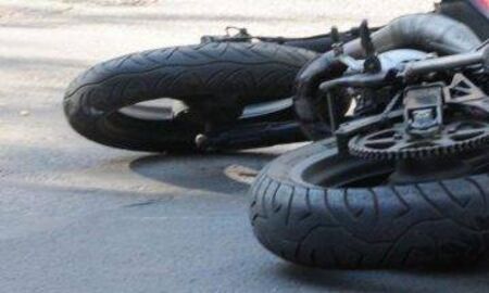 Мотоциклет се удари в бетонна стена на пътя за Банско, двама пострадаха