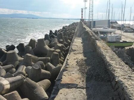 Групата от шест деца на възраст 9–10 години е била