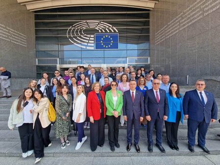 Областният управител избра бургаски ученици и студенти, за да посети Европейския парламент в Брюксел