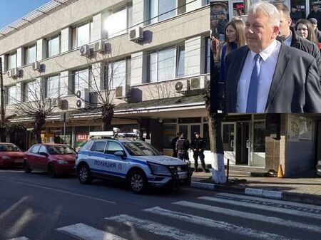 Извънредно! Полицаи и прокурори влязоха в сградата на Община Сунгурларе, изземват документи