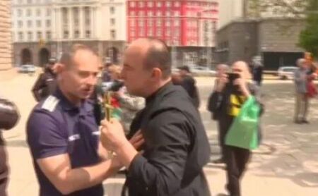Мъж с расо и кръст опита да нападне Денков и Петков пред президентството