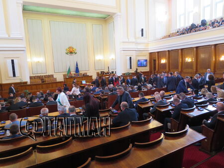 В 13 ч започна извънредното пленарно заседание на Народното събрание за