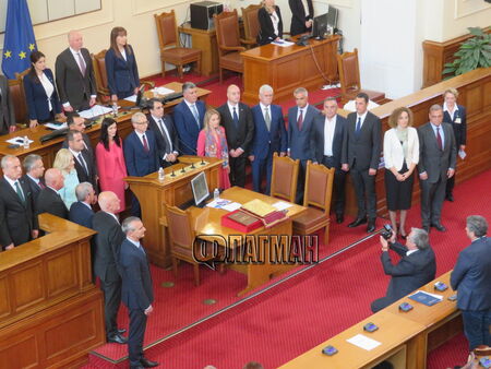 България с нова власт - парламентът одобри правителството „Денков“
