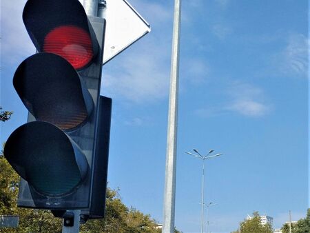 На вниманието на бургаските шофьори: Модернизират светофарите, вижте кои и кога ще бъдат временно изключени