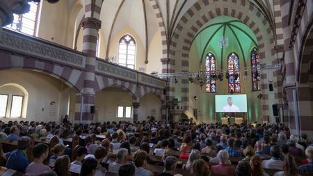 Изкуствен интелект в Германия възхвалява Бог, църквата пълна