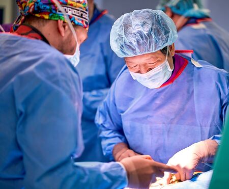 Световноизвестен китайски съдов хирург оперира в „Сърце и Мозък“ Плевен