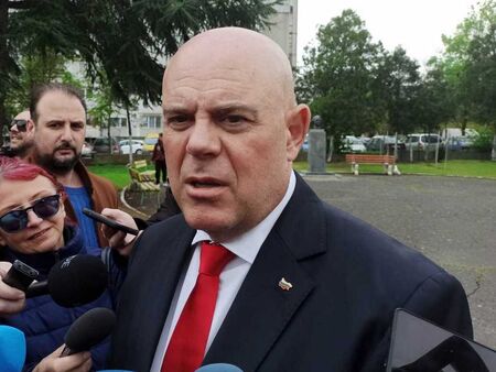 За да бъде отстранен трябва да гласуват 13 души от