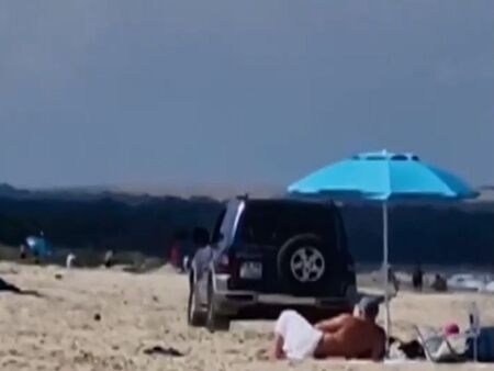 Шофьор подкара джип на плаж