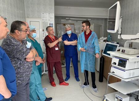 Двама опитни хирурзи от Военномедицинска академия оперират с модерна лапароскопска апаратура в КОЦ-Бургас