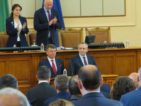 Нови депутати положиха клетва – заеха местата на Денков и Асен Василев