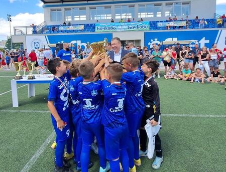 Кметът на Несебър връчи купите в първия етап на футболен турнир