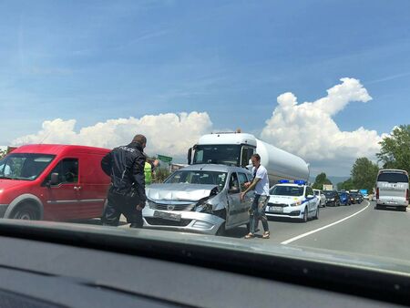 Ударили са се две коли задръстването е огромно Катастрофа между