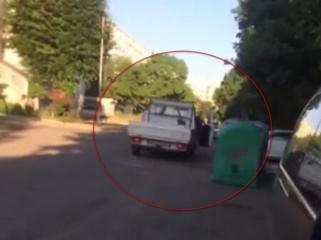 Камион е заснет вчера да разнася чувалите из целия ж к Славейков