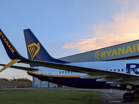 Ryanair уволни главния си пилот, опипвал младши колеги